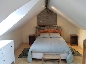 Een strijkplank/strijkijzer, wifi, beddengoed