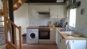 冷蔵庫、電子レンジ、オーブン、コンロ