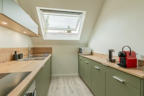 Réfrigérateur, four à micro-ondes, un four, surface de cuisson