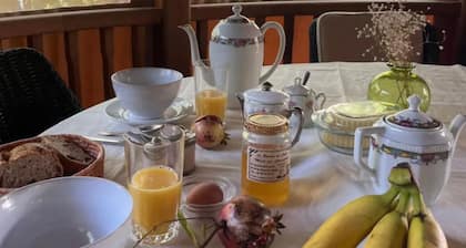 Bed and Breakfast 'Yourte - Les Toits Du Gaou' with Shared Terrace and Wi-Fi