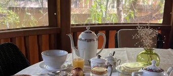 Bed and Breakfast 'Yourte - Les Toits Du Gaou' with Shared Terrace and Wi-Fi