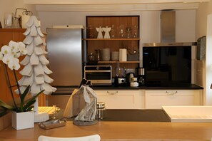 冷蔵庫、電子レンジ、オーブン、コンロ