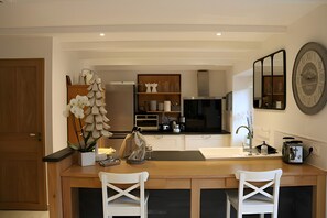 Køleskab, mikrobølgeovn, ovn, kogeplade