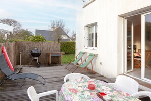 Outdoor dining - Apartment 'Ty Yveline - Côté Terrasse' with Private Terrace (Fouesnant)