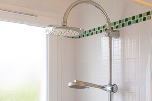 Een douche, handdoeken