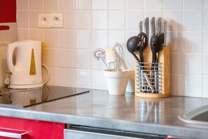 Fridge, microwave, oven, stovetop - Apartment 'Ty Yveline - Côté Terrasse' with Private Terrace (Fouesnant)