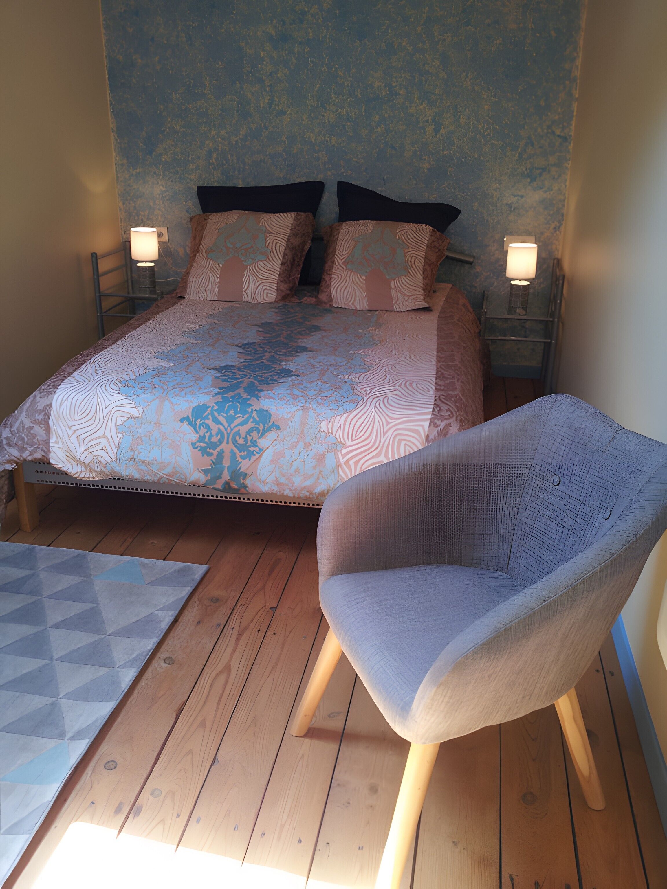 Tabla de planchar con plancha, wifi y ropa de cama 