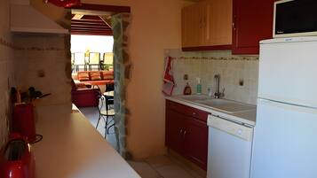 Geladeira, micro-ondas, fogão, cooktop