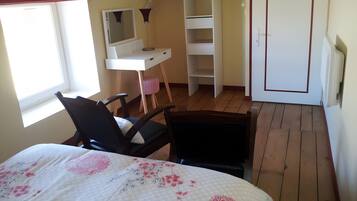 Een strijkplank/strijkijzer, wifi, beddengoed