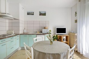 Kylskåp, mikrovågsugn, ugn och spishäll