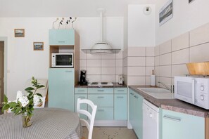 Fridge, microwave, oven, stovetop - Gîte la Salamandre – In the Heart of the Loire Castles (Mosnes)