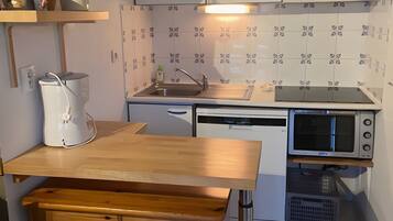 Een koelkast, een microgolfoven, een oven, een kookplaat