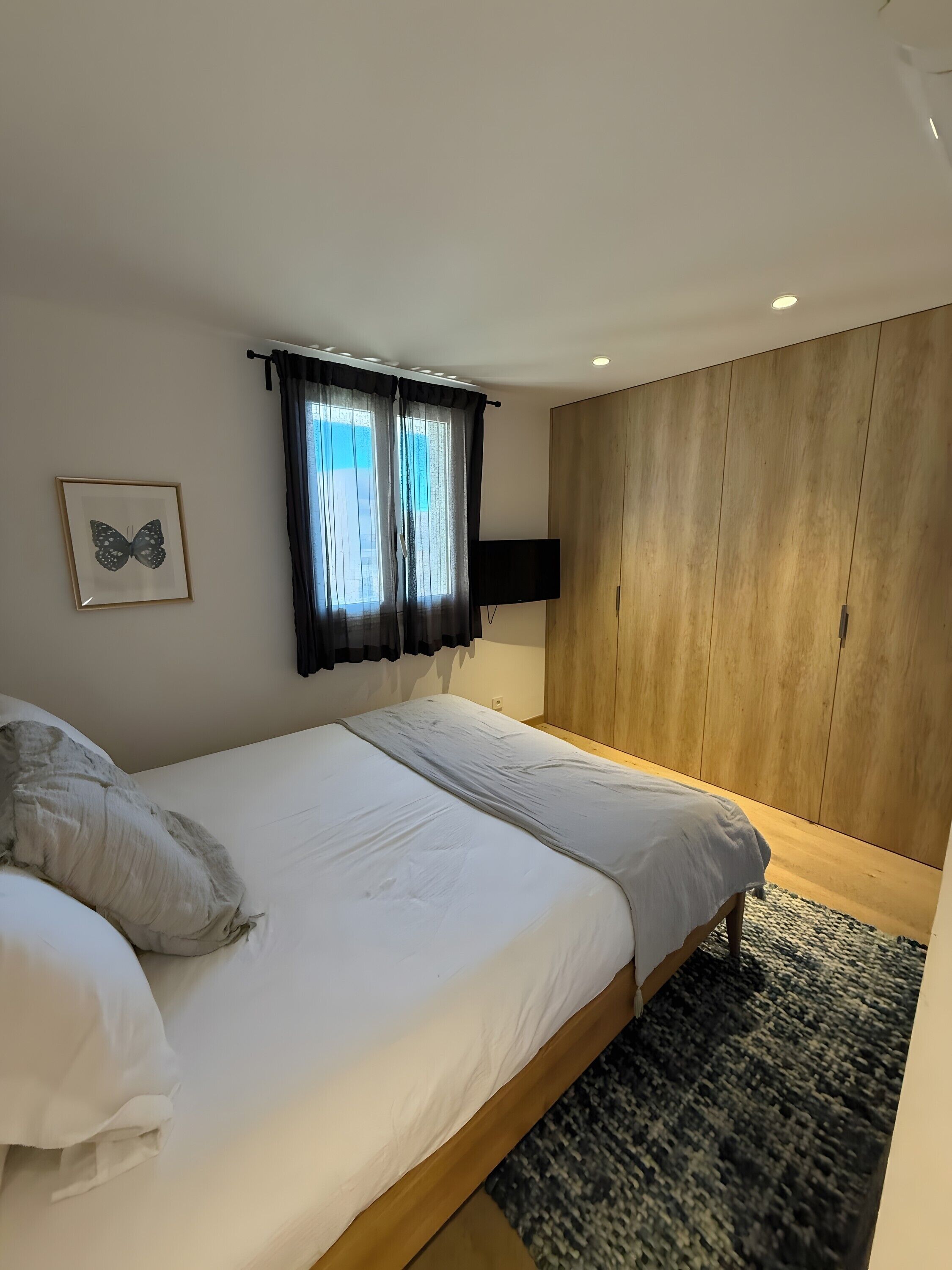 Tabla de planchar con plancha, wifi, ropa de cama