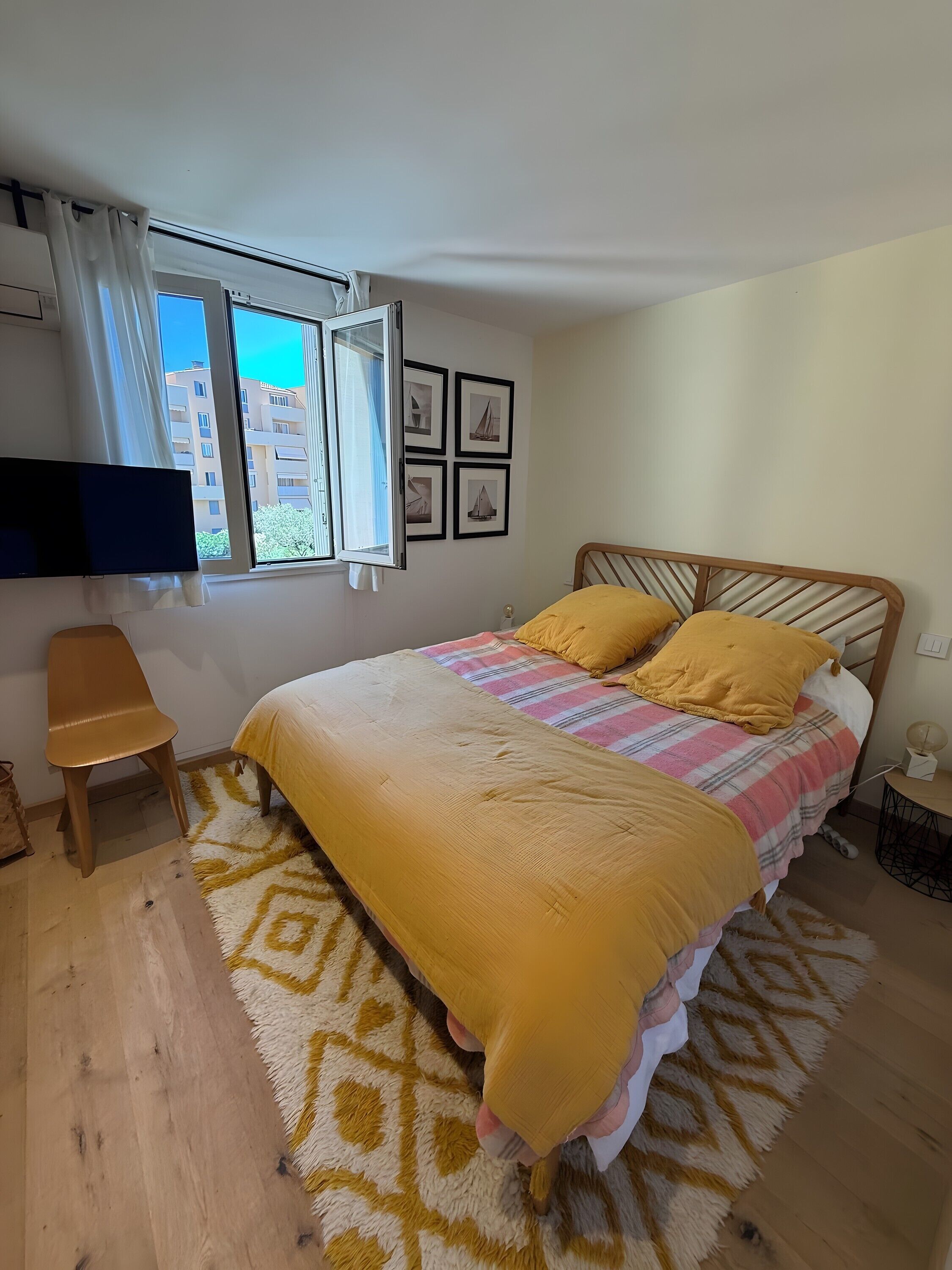 Iron/ironing board, WiFi, bed sheets