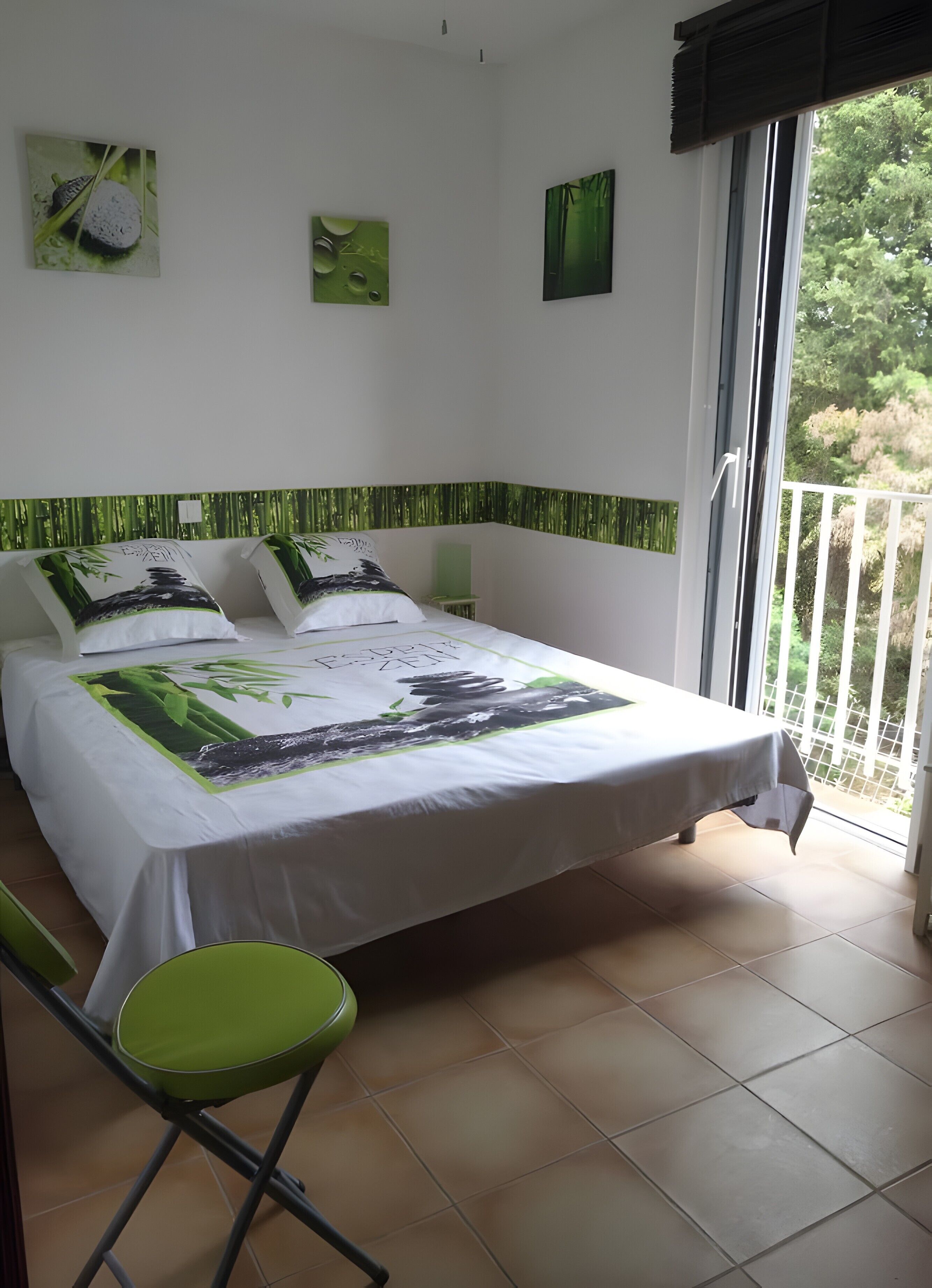 Tabla de planchar con plancha, wifi y ropa de cama 