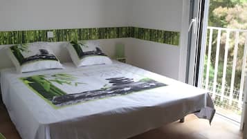 Tabla de planchar con plancha, wifi y ropa de cama