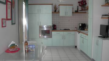 Kjøleskap, mikrobølgeovn, ovn og kokeplater