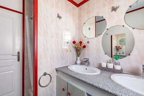 Shower, hair dryer - House for a Getaway on Oléron Island (Saint-Georges-d'Oléron)