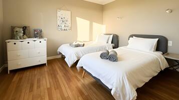 Silitysrauta/-lauta, Wi-Fi, vuodevaatteet