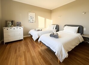 Iron/ironing board, WiFi, bed sheets - Holiday Home "L'escale bleue" with Shared Terrace, Private Garden, and Wi-Fi (Plomeur)