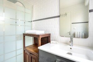 Douche, sèche-cheveux, serviettes fournies