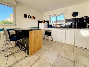 Réfrigérateur, micro-ondes, four, plaque de cuisson