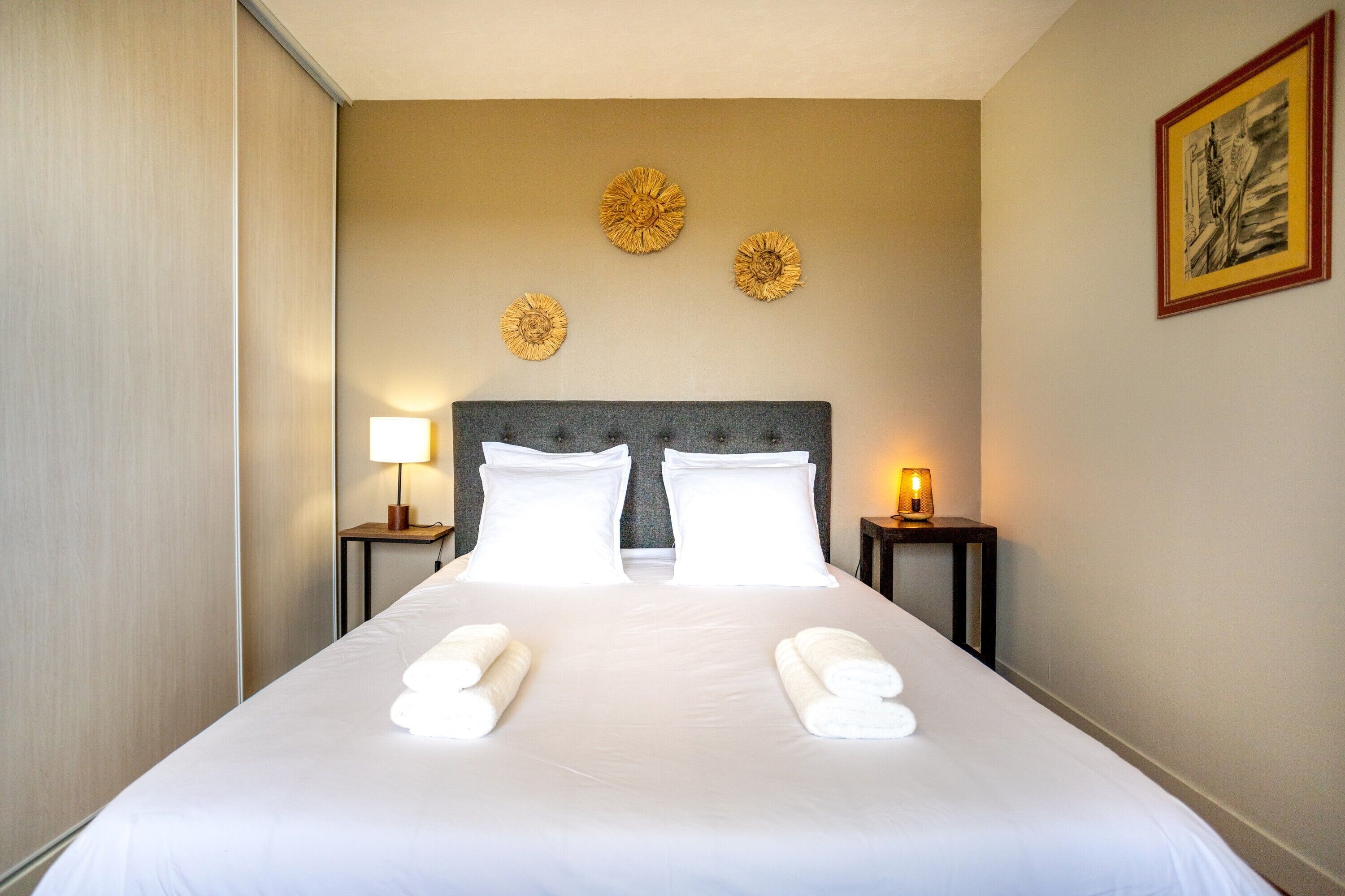 Tabla de planchar con plancha, wifi y ropa de cama 