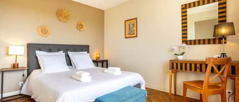 Tabla de planchar con plancha, wifi y ropa de cama