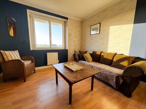 TV, DVD player - Holiday Home "L'escale bleue" with Shared Terrace, Private Garden, and Wi-Fi (Plomeur)