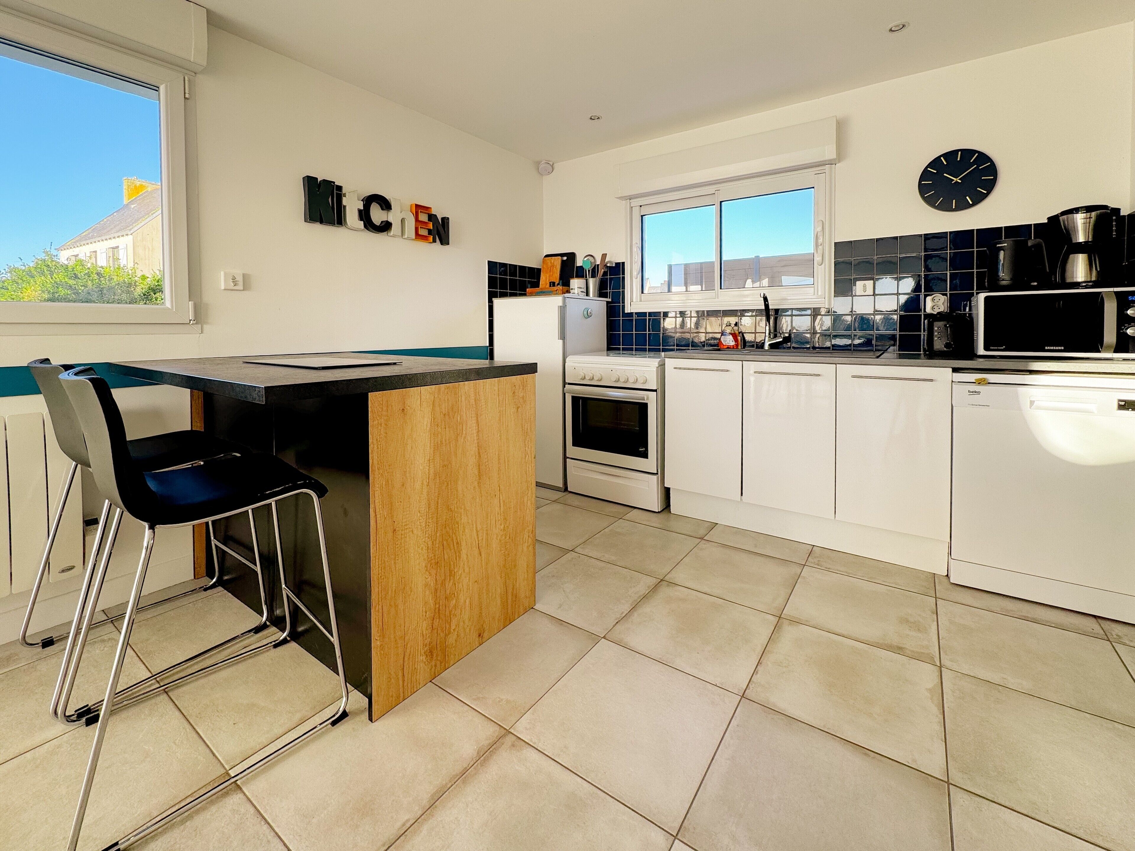 Jääkaappi, mikroaaltouuni, uuni, liesi