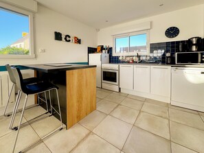 Réfrigérateur, micro-ondes, four, plaque de cuisson