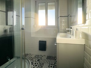 Douche, sèche-cheveux, serviettes fournies