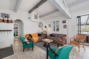 Tv och ett bordtennisbord