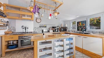 Kylskåp, mikrovågsugn, ugn och spishäll