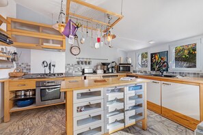 Kylskåp, mikrovågsugn, ugn och spishäll