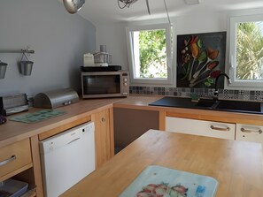 Een koelkast, een microgolfoven, een oven, een kookplaat