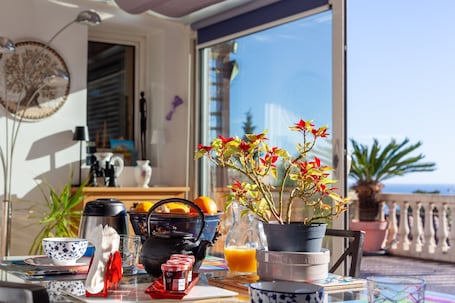 Dining. B&B: "Between Sea and Garden" – Cozy Stay on the Côte Bleue