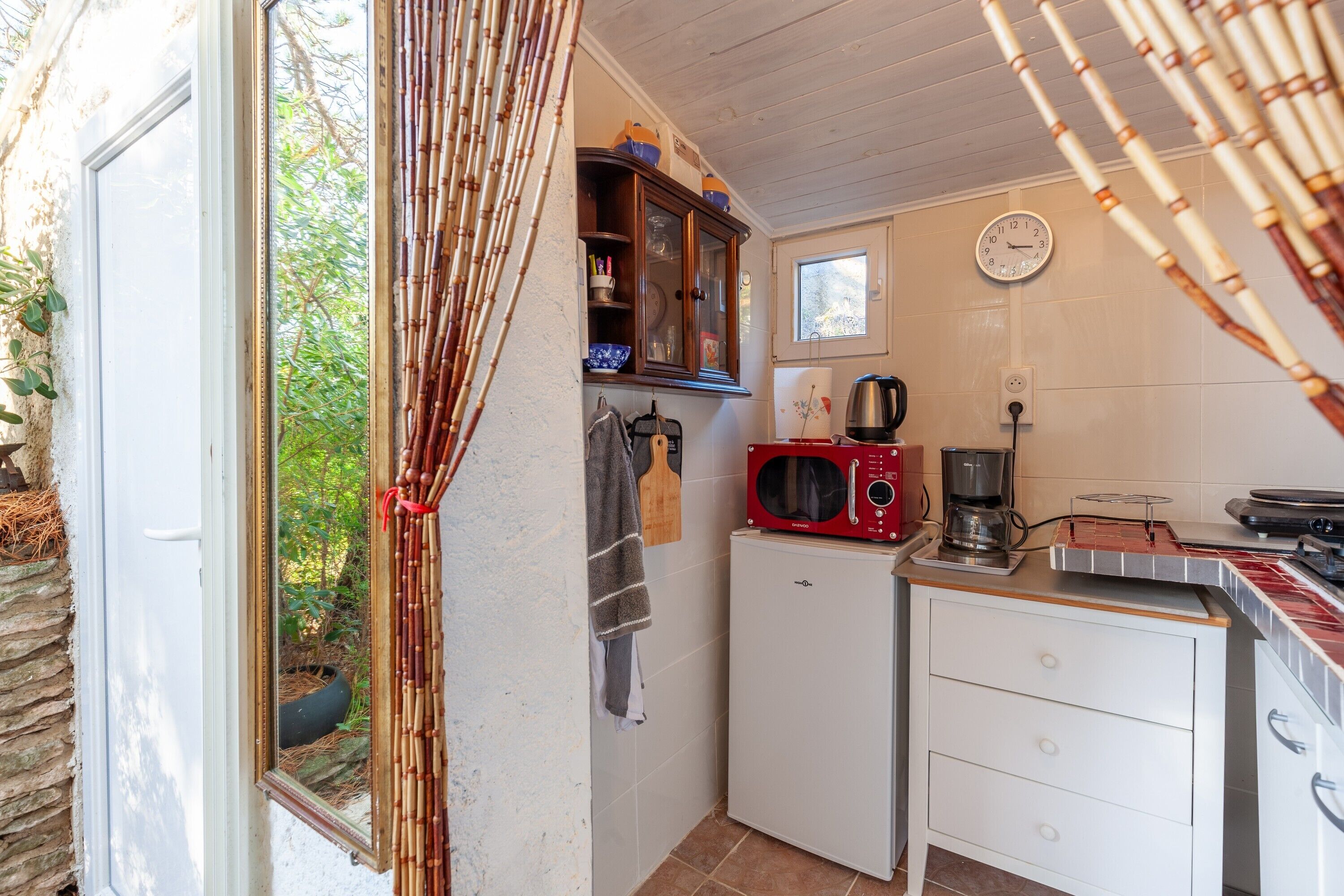 Kühlschrank, Mikrowelle, Herdplatte, Wasserkocher mit Kaffee-/Teezubehör