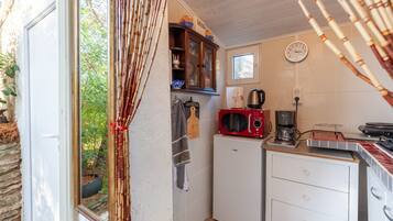 Kühlschrank, Mikrowelle, Herdplatte, Wasserkocher mit Kaffee-/Teezubehör