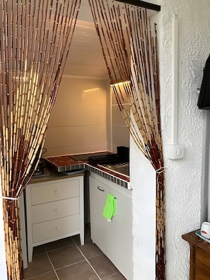 Frigorifero, microonde, piano cottura, macchina per tè/caffè