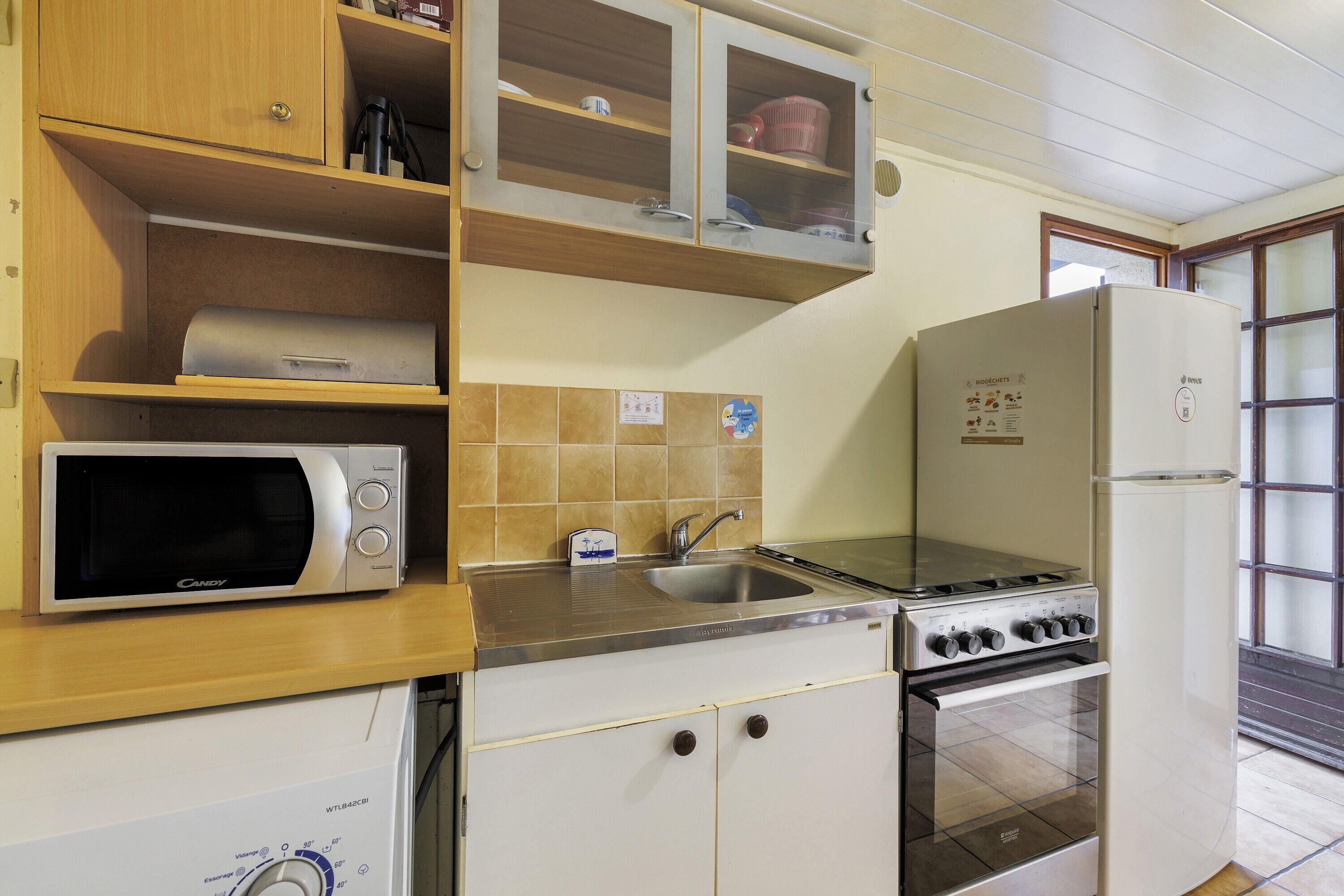 Frigorífico, microondas, horno y placa de cocina