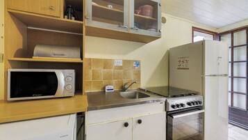 Frigorífico, microondas, horno y placa de cocina