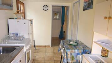 Frigorífic, microones, forn i placa de cuina