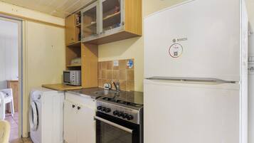 Frigorífico, microondas, horno y placa de cocina