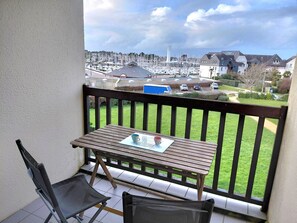 Outdoor dining - Le Sailing Apartment: Port View, Near Beach & Thalasso, Parking (Arzon)