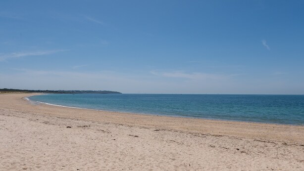 A beach with clear skies and calm water. - Sailing, port, near beach & Thalasso, parking, towels & cleaning not included (Arzon)