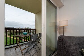 Outdoor dining - Apartment Le Sailing: Port, Near Beach & Thalasso, Parking (Arzon)