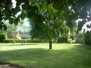 Property grounds - Bed and Breakfast 'La Chambre Bleue' with Shared Terrace, Shared Garden and Wi-Fi (Lanhouarneau)