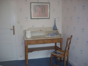 Interior - Bed and Breakfast 'La Chambre Bleue' with Shared Terrace, Shared Garden and Wi-Fi (Lanhouarneau)