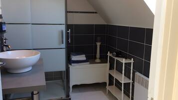 Dusj, hårføner og håndklær